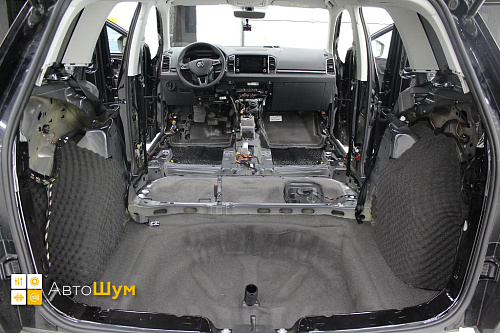 Клеим шумоизоляцию в багажник Шкода Карок
