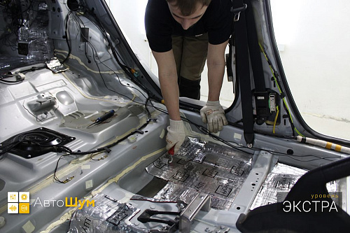 Клеим Шумофф М4 на пол Мазды 6