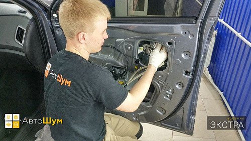 Клеим виброизоляцию внутрь двери Хендай Крета