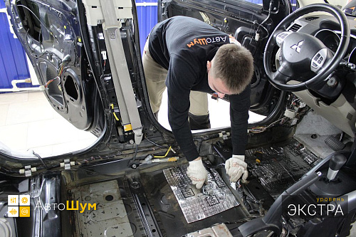 Клеим виброизоляцию Шумофф М4 на пол Митсубиси Аутлендер ХЛ