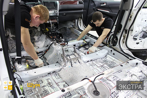 Клеим виброизоляцию на пол Тойоты Камри 55