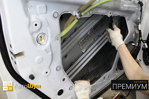 Клеим Шумофф Joker внутрь двери Мазды СХ5.