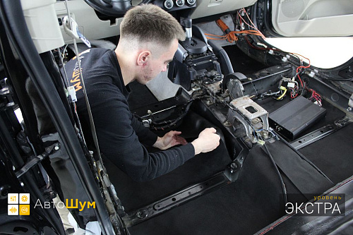 Клеим звукоизоляционную мембрану Практик Финиш на днище Митсубиси Аутледер ХЛ