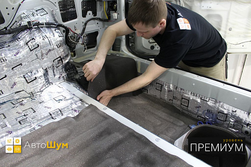 Клеим на дно багажника Noise Stop 4 Митсубиси Паджеро