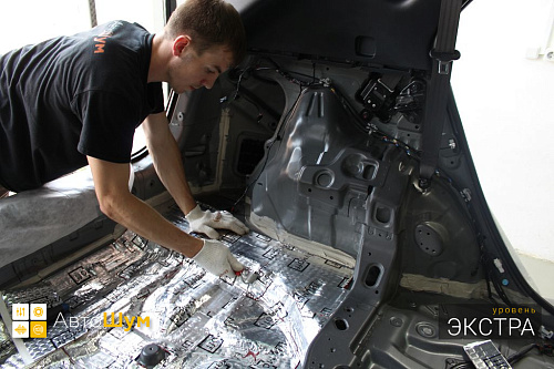 Клеим виброизоляцию на дно багажника Хендай Икс 35