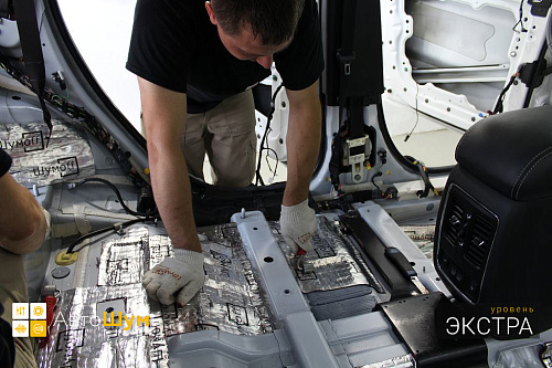 Клеим виброизоляцию на днище Джип Гранд Чероки