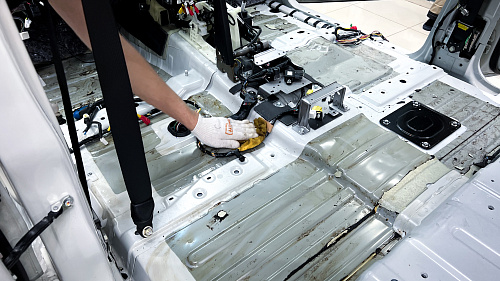 Штатная шумоизоляция пола Митсубиси Паджеро