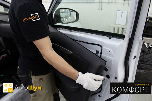 Снимаем дверные обшивки Ниссан Альмеры.