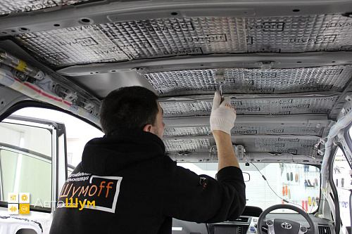 Клеим виброизоляцияю на крышу Тойота Приус