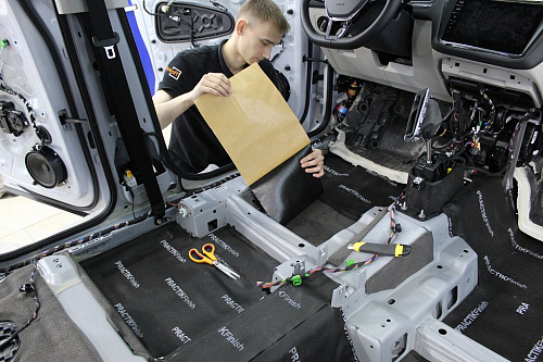 Клеим звукоизоляционную мембрану на днище Фольксваген Тигуан