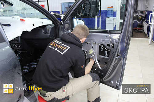 Клеим шумоизоляцию внутрь двери Рено Дастер