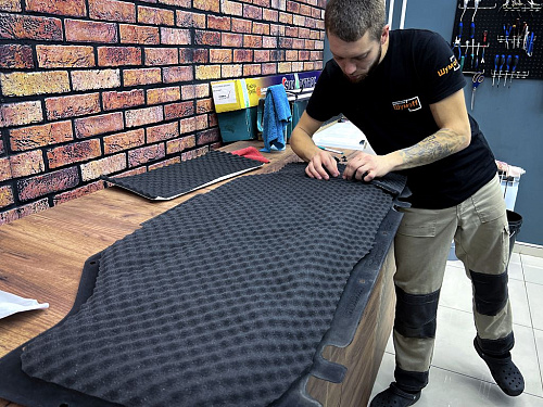 Монтируем шумопоглотитель на капот авто