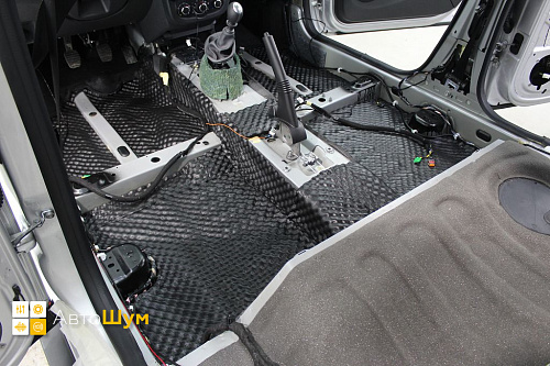 Шумоизоляция днища Рено Дастер