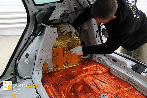 Клеим виброизоляцию в багажник Шкода Карок