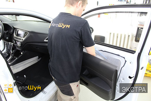 Снимаем дверную обшивку Хендай Солярис