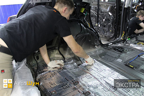 Клеим виброизоляцию на дно багажника Киа Соренто Прайм