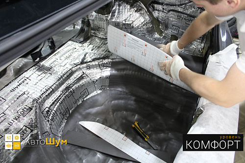 Клеим Шумофф Base 4 на дно багажника Тойоты Короллы.