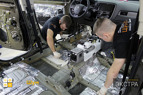 Клеим виброизоляцию на пол Митсубиси Аутледер