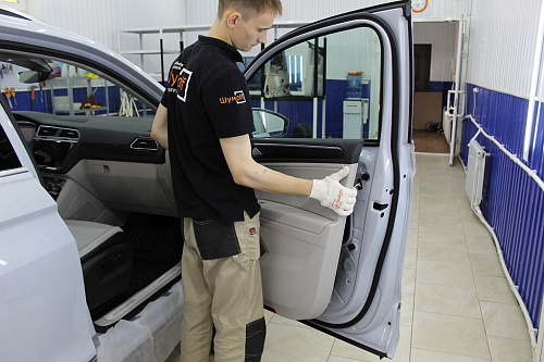 Снимаем дверную обшивку фольксваген Тигуан