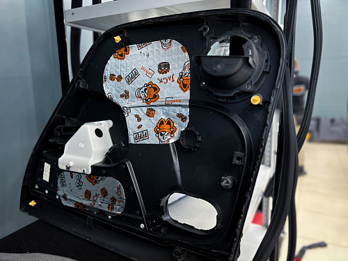 Виброизоляция дверной обшивки Ниссан Террано