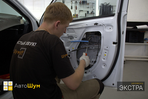 Клеим виброизоляцию внутрь двери Киа Рио ФБ