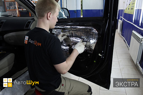 Оклеиваем виброизоляцией технологические отверстия двери Митсубиси Аутледер ХЛ