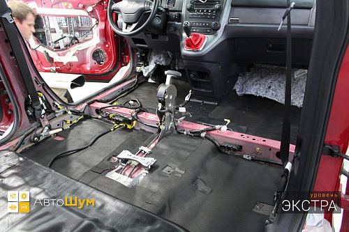 Шумоизоляция пола Хонды ЦРВ