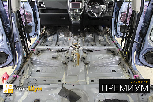 Штатная шумоизоляция пола Тойоты Рактис.
