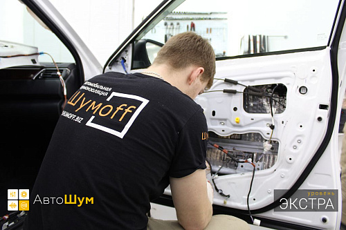 Клеим виброизоляцию внутрь двери Тойоты Камри 55