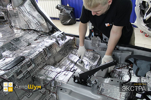 Клеим виброизоляцию Шумофф М4 на днище Датсун Он До