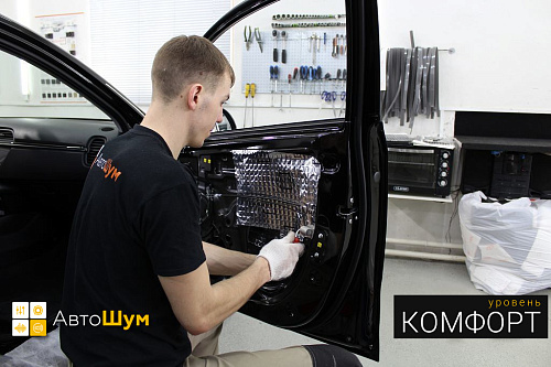 Клеим второй слой на двери Киа Рио