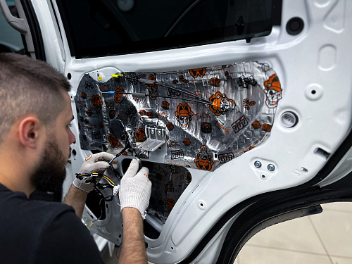 Оклейка виброизоляцией технологических отверстий Мицубиси Монтеро