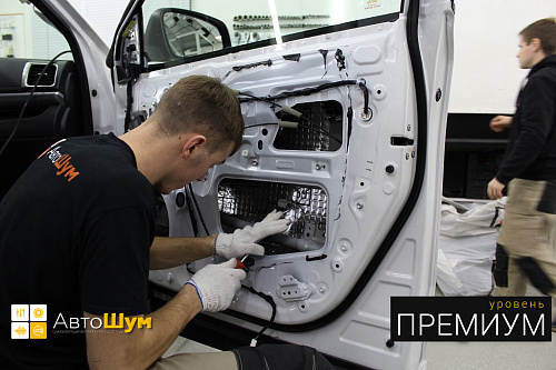 Клеим Шумофф Joker внутрь двери Тойоте Хайлендер.