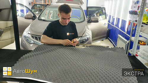 Клеим Шумофф Absorber А15 на поверхность обшивки двери Ниссан Мурано
