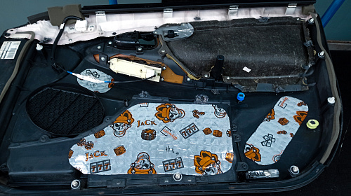 Виброизоляция дверной обшивки Тойота Камри 40