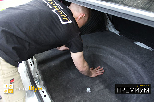 Клеим на дно багажника Noise Stop 4 Тойоты Камри XV70