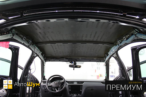 Демонтаж штатной шумоизоляции с крыши Шкода Октавия
