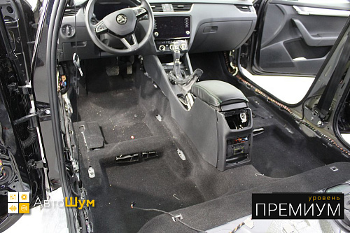 Грязный ковер Шкода Октавия