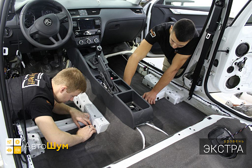 Клеим шумопоглотитель на днище Шкоды Октавии