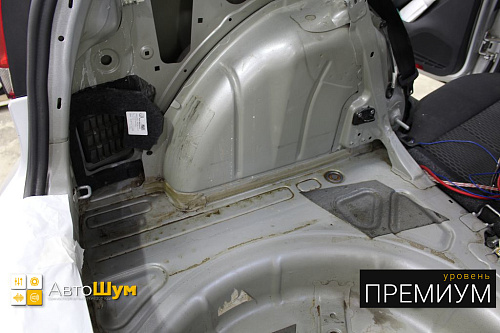 Убираем ржавчину в багажнике Фольксваген Гольф.