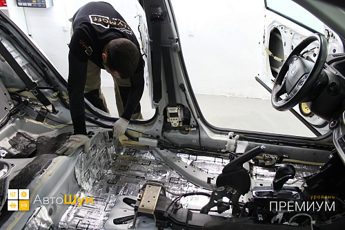 Клеим виброизоляцию на днище Хонда Аккорд