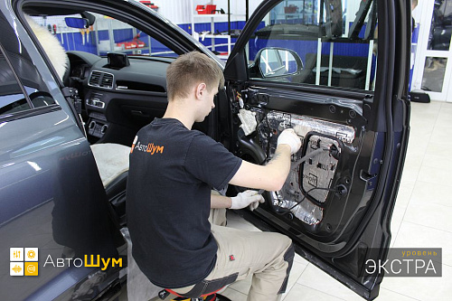 Оклеиваем технологические отверстия двери Ауди Ку3