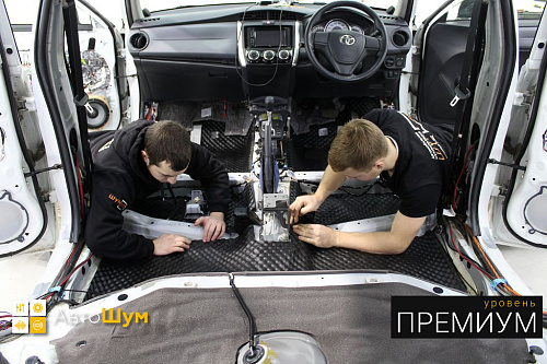 Клеим шумопоглотитель на днище Тойота Филдер