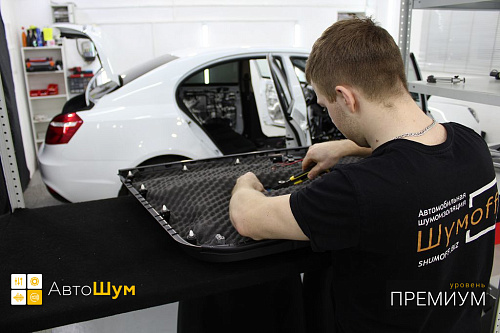 Оклеиваем шумопоглотителем обшивку двери Джили Эмгранд