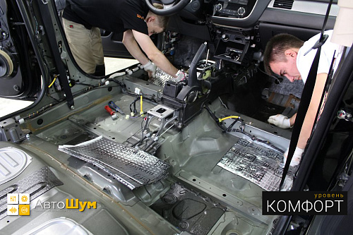 Клеим Шумофф Base 4 вторым слоем на пол Митсубиси Аутлендер GF.