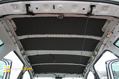 Клеим шумопоглотитель на крышу Шкода Карок