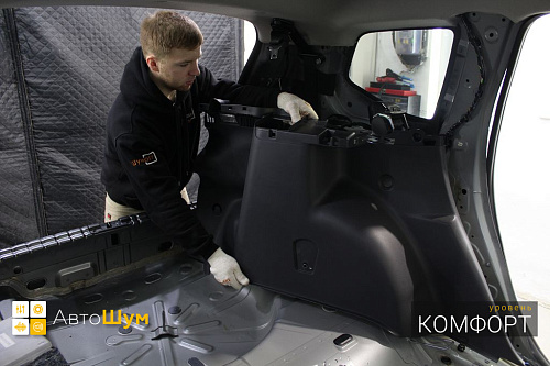 Разбираем багажник Рено Дастер.