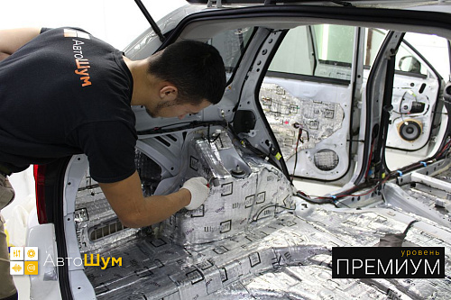 Клеим виброизоляцию на дно багажника Тойота Филдер