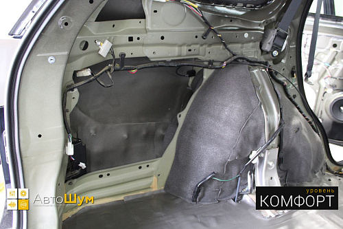 Клеим Шумофф Base 4 на крылья и Flex A15 на арки Митсубиси Аутлендер GF.