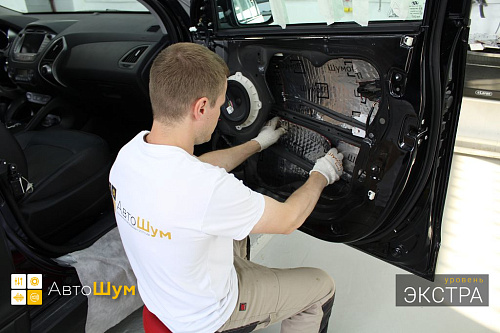 Клеим виброизоляцию Шумофф Joker внутрь двери Хендай Икс35